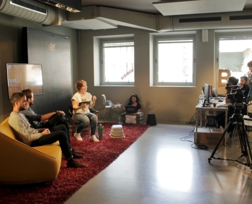 Plato para grabación con personas y sillones en la sala BACK