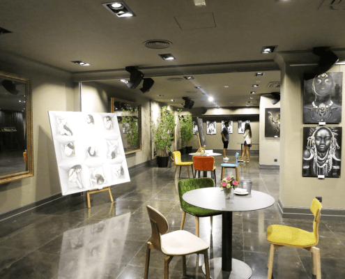 Mesas y cuadros en una exposición en YIMBY SOTA