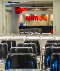 SALA CON SILLAS Y MESA CON LOGO DE YIMBY